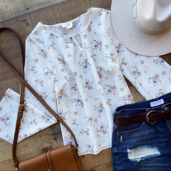 Francesca's Collections Tops - ⭐️Pretty Floral Keyhole Neck TOP